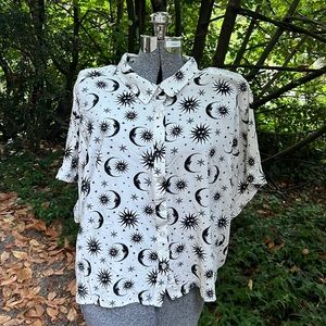 Stars, moons and suns patterned crop button up